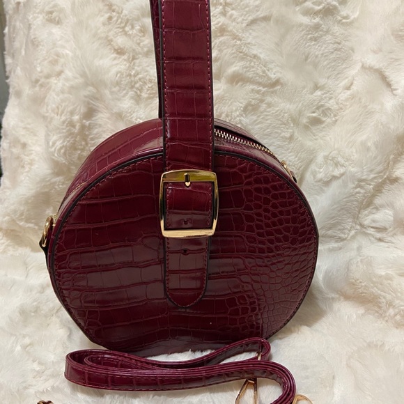 Crossbody burgundy color